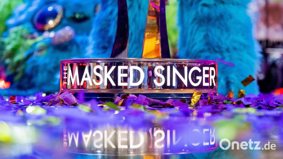 Um diesen Pokal geht es: Bei „The Masked Singer“ treten Promis in Kostümen gegeneinander an. (Archivbild) Bild: Rolf Vennenbernd/dpa