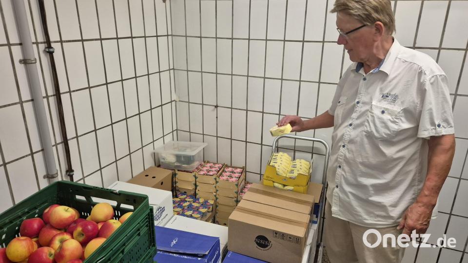 Ein Blick in die Kühlkammer: Hier lagern Äpfel, Käse und Joghurt. Bild: Lowak
