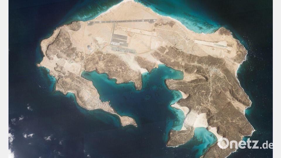 Auch die Insel Perim oder Majun in der Meeresenge Bab al-Mandab soll in die Hände der Huthi-Rebellen gefallen sein. (Archivbild) Bild: Planet Labs PBC/Planet Labs PBC/AP/dpa