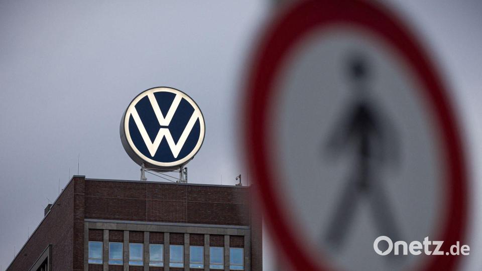 Die Arbeitnehmerseite drängt auf Gespräche mit dem VW-Vorstand. (Archivbild) Bild: Moritz Frankenberg/dpa