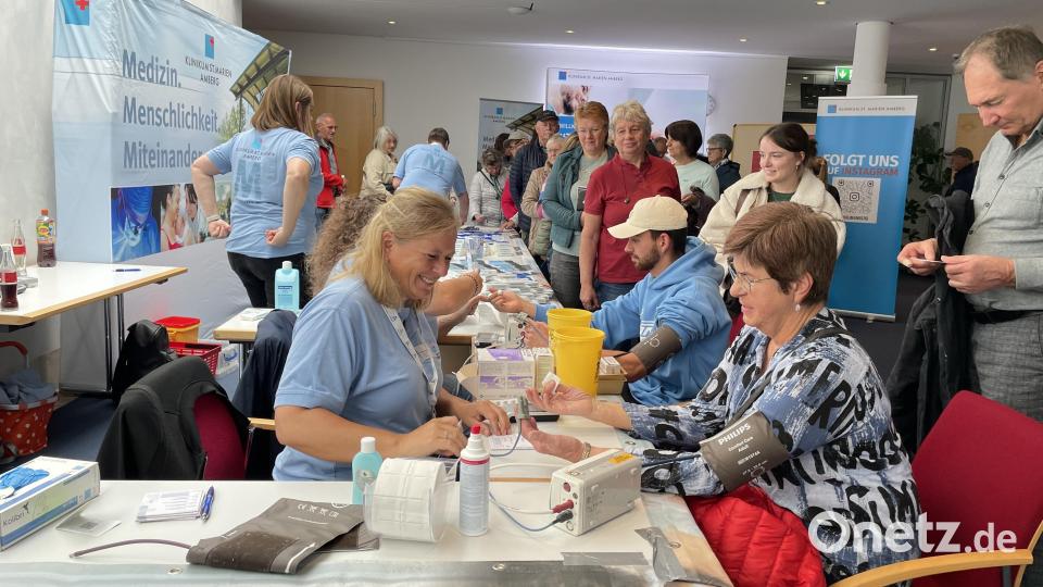 Der Stand des Klinikums St. Marien war immer gut besucht. Besucher konnten ihren Blutzuckerspiegel und Blutdruck messen lassen Symbolbild: Lukas Büchold