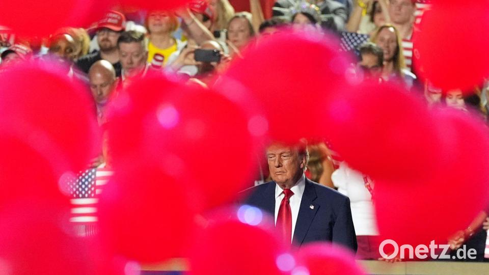 US-Präsident Donald Trump beobachtet auf dem Parteitag der Republikaner, wie Luftballons herabfallen. Bild: Alex Brandon/AP/dpa