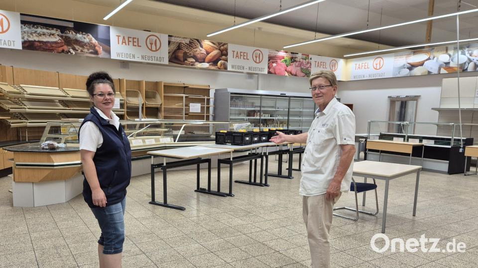 Rainer Sindersberger, Vorsitzender der Tafel Weiden-Neustadt, und Geschäftsführerin Diana Hermann präsentieren die Markthalle, in der die Waren ausgegeben werden. Bild: Lowak