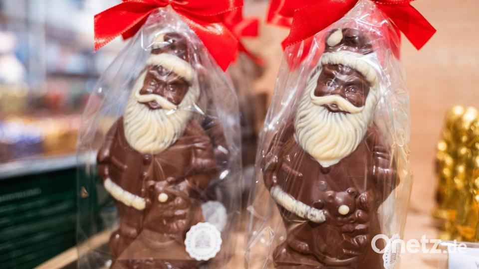 Schoko-Weihnachtsmänner werden nicht zu Osterhasen umgeschmolzen, weil das laut Verband weder erlaubt noch wirtschaftlich sinnvoll ist. (Symbolbild) Bild: Alicia Windzio/dpa