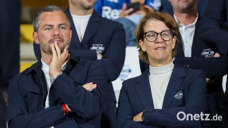 Schäfer (l) sprach dem Trainerteam sein Vertrauen aus. Bild: Jan Woitas/dpa