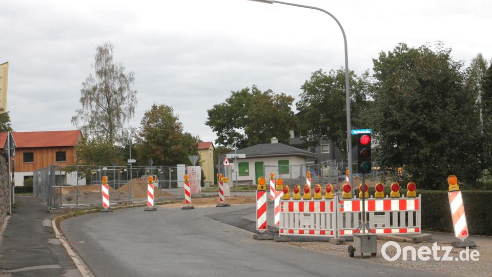 Im Kiosk-Bereich müssen die Verkehrsteilnehmer derzeit Behinderungen in Kauf nehmen. Es werden neue Wasserleitungen verlegt. Bild: Josef Pilfusek