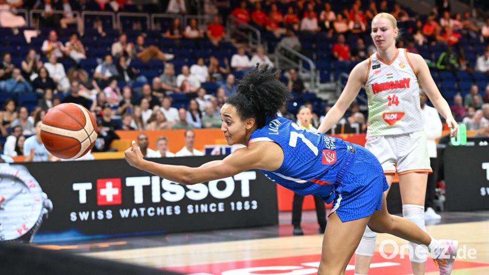 Frankreichs Ausnahmetalent Leila Lacan versucht den Ball vor dem Aus zu retten. Bild: Tobias Schwarzmeier