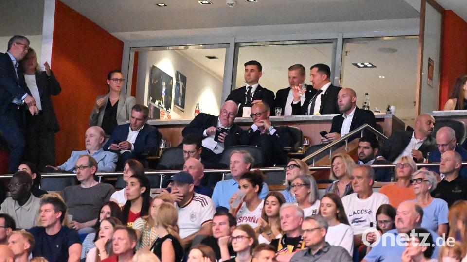 Auch Bundeskanzler Friedrich Merz (mit DBB-Chef Ingo Weiß) unterstützt die Basketball-Frauen. Bild: Tobias Schwarzmeier