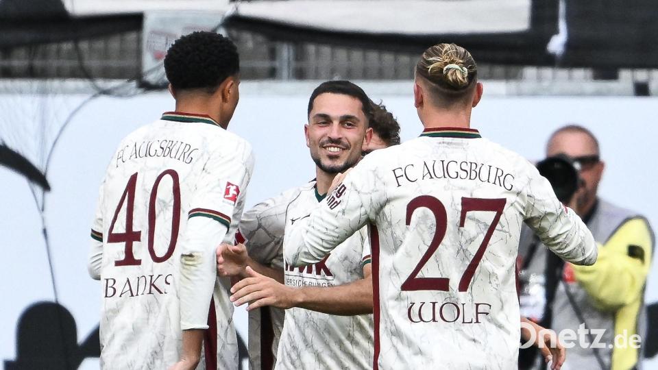 Arijon Ibrahimovic (M) hat in Augsburg einen Superstart hingelegt. (Archivbild) Bild: Florian Wiegand/dpa