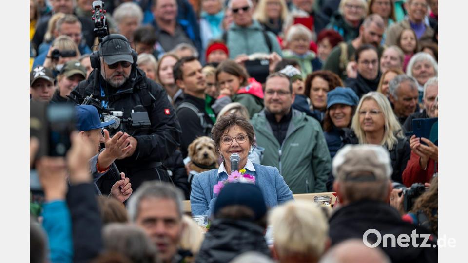 Monika Baumgartner plauderte mit Fans. Bild: Peter Kneffel/dpa