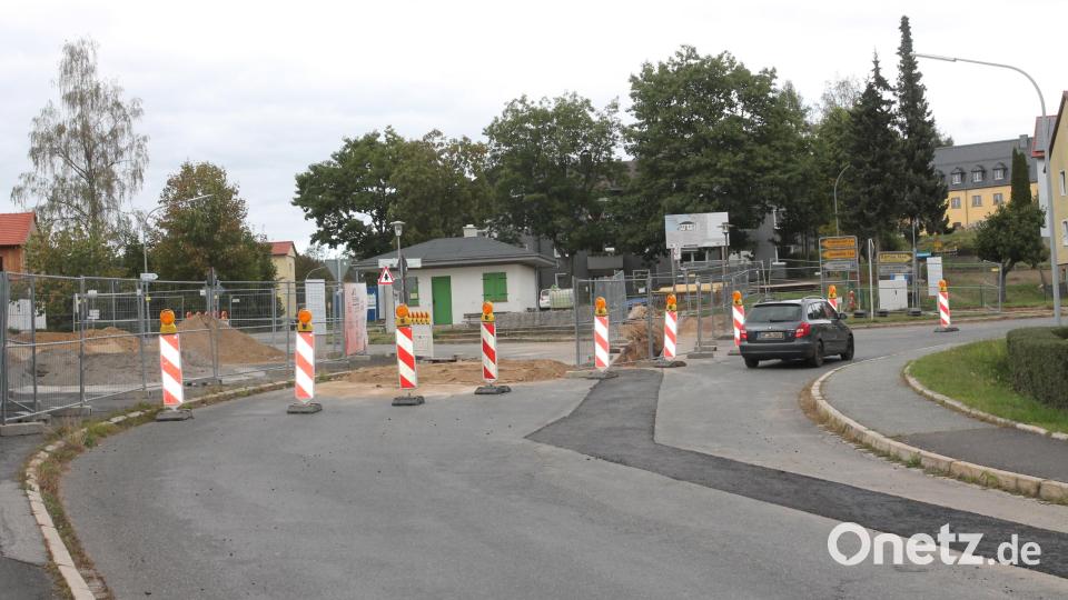 Im Kiosk-Bereich müssen die Verkehrsteilnehmer derzeit Behinderungen in Kauf nehmen. Es werden neue Wasserleitungen verlegt. Bild: Josef Pilfusek