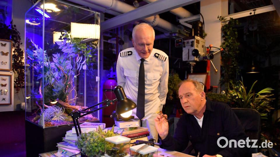 Der sonderliche Chefingenieur des „Traumschiffs“, Rainer Brenner (Uwe Preuss/r.) will sein 30. Dienstjubiläum nicht feiern - was Kreuzfahrtdirektor Oskar Schifferle (gespielt von Komiker und Moderator Harald Schmidt) natürlich nicht akzeptieren will. Bild: Dirk Bartling/ZDF/dpa