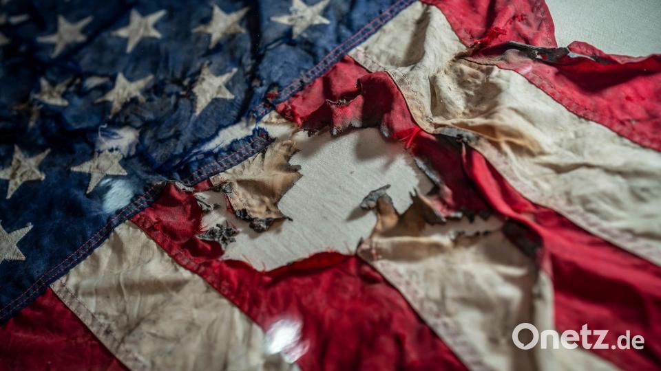 Eine stark beschädigte US-Flagge, die aus den Trümmern des World Trade Centers geborgen wurde, ist im Smithsonian National Museum of American History ausgestellt. Bild: J. Scott Applewhite/AP/dpa