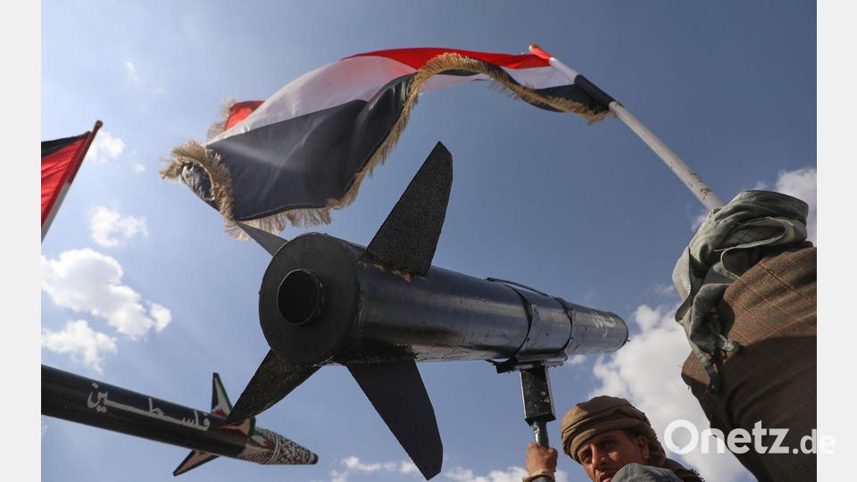 Die Huthi griffen aus Solidarität mit der Hamas während des jüngsten Gaza-Kriegs immer wieder Schiffe im Roten Meer an. (Archivbild) Bild: Osamah Abdulrahman/AP/dpa