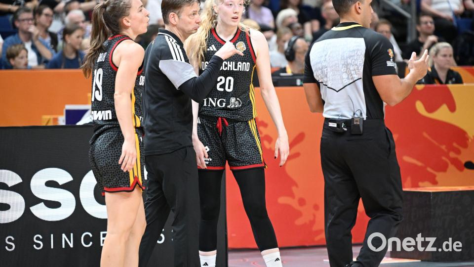 Bundestrainer Olaf Lange erläutert den Gameplan. Bild: Tobias Schwarzmeier