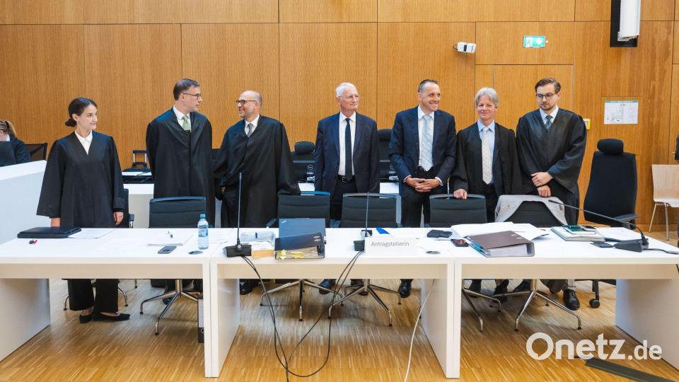 Der Wirt Alexander Egger hat fünf Anwälte und einen Sachverständigen an der Seite. Bild: Tobias Hase/dpa