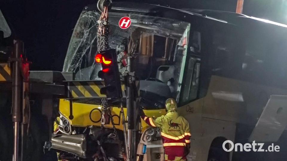 Rettungskräfte arbeiten am Ort eines Unfalls mit einem niederländischen Reisebus im Kanton Graubünden in der Schweiz. Bild: Jason Tschepljakow/dpa