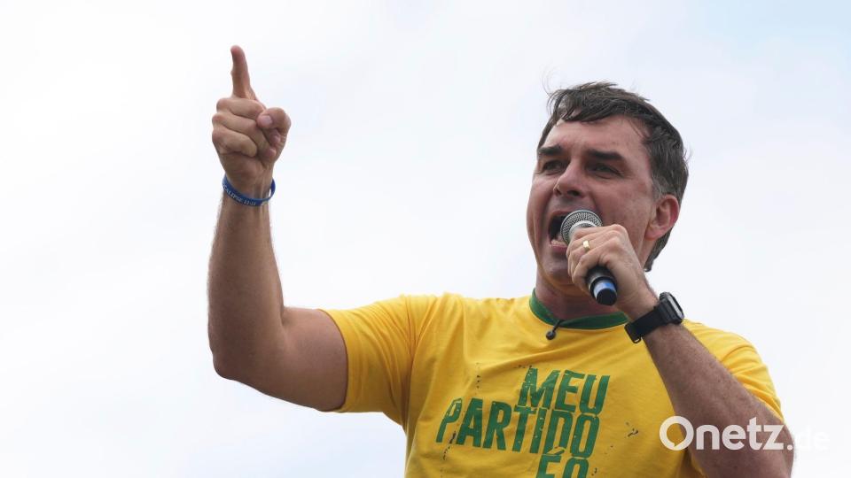 Flávio Bolsonaro ist ins Visier der Justiz geraten. (Archivbild) Bild: Silvia Izquierdo/AP/dpa