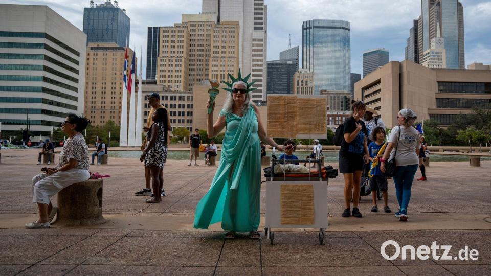 Die Krankenschwester und lokale Aktivistin Ellen Saler-Santini ist als „Lady Liberty“ verkleidet, während der Veranstaltung „We the People: Rally for Democracy“ vor dem Rathaus von Dallas. Bild: Gabriela Passos/AP/dpa