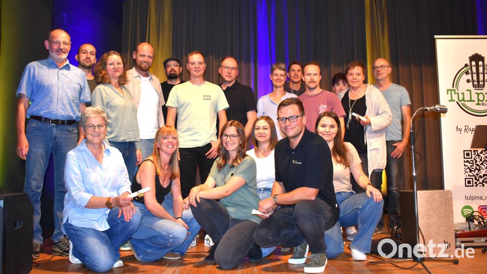 Die drei besten Teams freuten sich über ihren Erfolg. Kulturmanager der Stadt Pirmin Balk (Zweiter von rechts, knieend) hatte wieder knifflige Fragen ausgesucht. Bild: Renate Gradl
