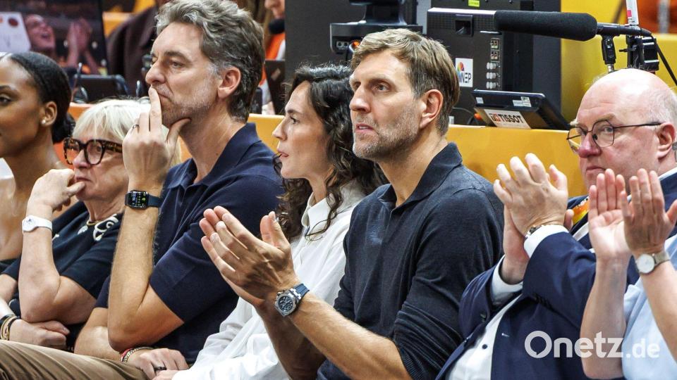 In Reihe eins: Dirk Nowitzki war erneut in der Arena. Bild: Andreas Gora/dpa
