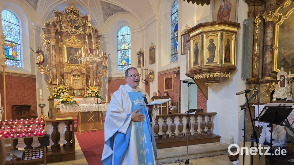 Pfarrvikar Christian Preitschaft erläuterte den Jugendlichen wie man den Menschen positiv oder negativ begegnen kann. Bild: swo