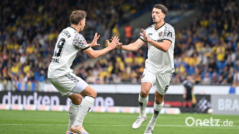 Torschütze Nicolai Rapp (r) feiert mit Alexander Rossipal das 1:0 für Dynamo Dresden. Bild: Swen Pförtner/dpa