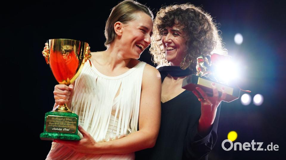 Heimsten zwei Preise für ihren Film ein: Mathilde Arcel und May el-Toukhy. Bild: Scott A Garfitt/Invision/AP/dpa
