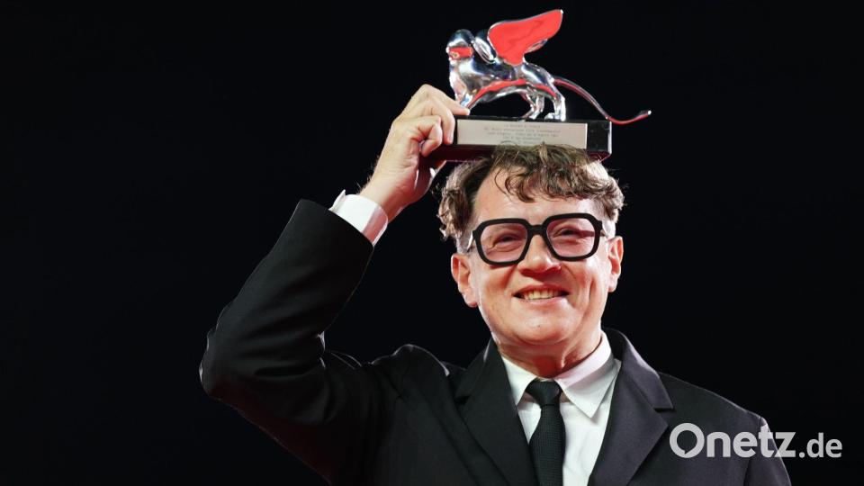 Ilja Chrschanowski gewann den Regie-Preis. Bild: Scott A Garfitt/Invision/AP/dpa