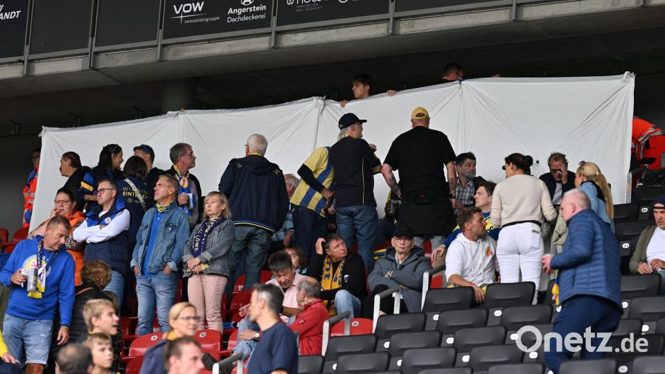 Ein Zuschauer ist nach einem Notfall bei der Zweitliga-Partie zwischen Eintracht Braunschweig und Dynamo Dresden gestorben. Bild: Swen Pförtner/dpa