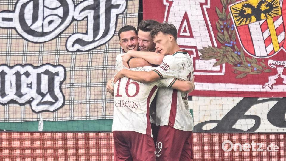 Augsburg jubelt nach dem ersten Gregoritsch-Treffer gegen Leverkusen. Bild: Harry Langer/dpa