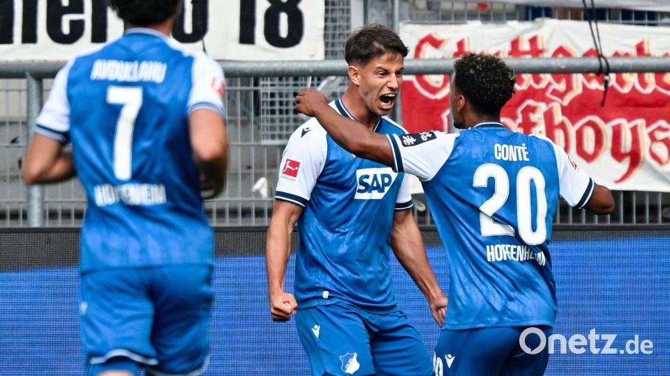 Adam Hložek jubelte mit seinen Teamkollegen über die Führung. Bild: Uwe Anspach/dpa