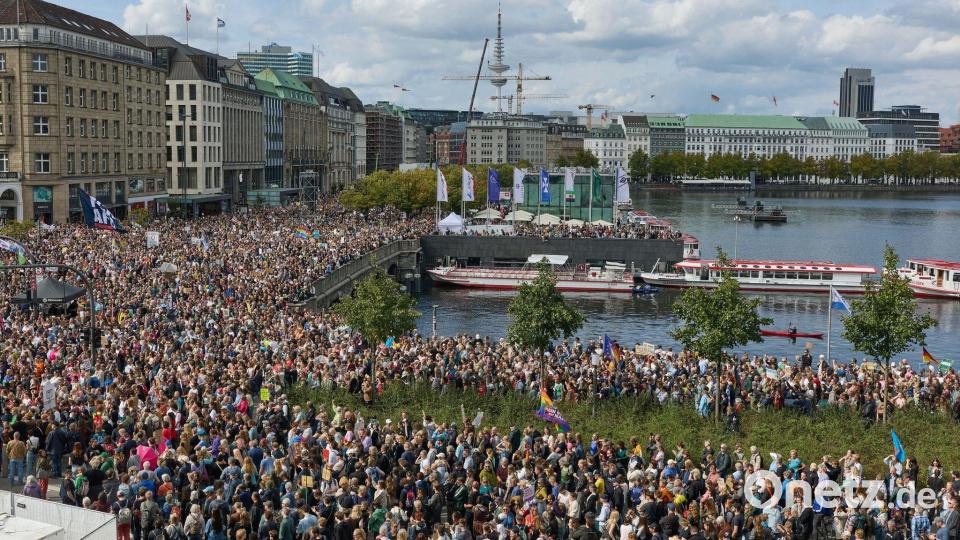 In Hamburg zogen nach Veranstalterangaben rund 25.000 Menschen durch die Innenstadt. Bild: Georg Wendt/dpa