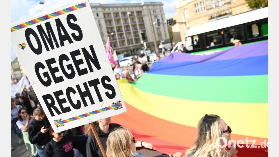 Die „Omas gegen Rechts“ waren in mehreren Städten dabei. Bild: Simon Kremer/dpa