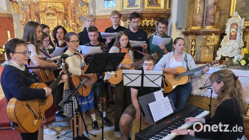 Die Mitglieder der Gebenbacher Landjugend gestalteten ihren Gottesdienst am Mausberg unter der Anleitung von Rite Butz (links) mit sehr schmissigen und eingehenden Liedern Bild: swo