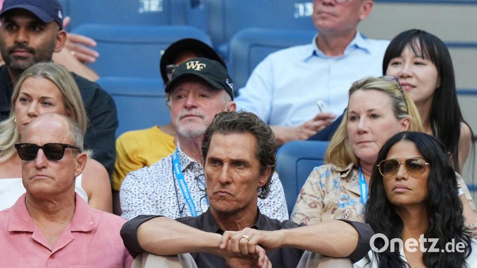 Die US-Schauspieler Woody Harrelson (l) und Matthew McConaughey verfolgen das Halbfinale von der Tribüne. Bild: Kirsty Wigglesworth/AP/dpa