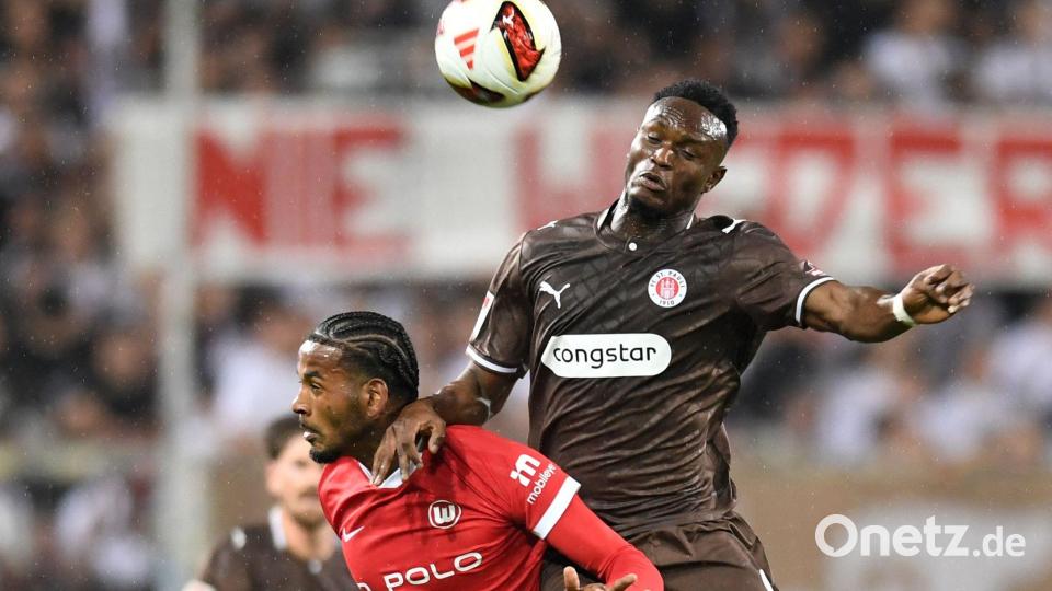 Auch wenn St. Paulis Abdoulie Ceesay diesmal über Wolfsburgs Cleiton steht, das Spiel des FC St. Pauli gegen VfL Wolfsburg war ein Kampf auf Augenhöhe. Bild: Daniel Bockwoldt/dpa
