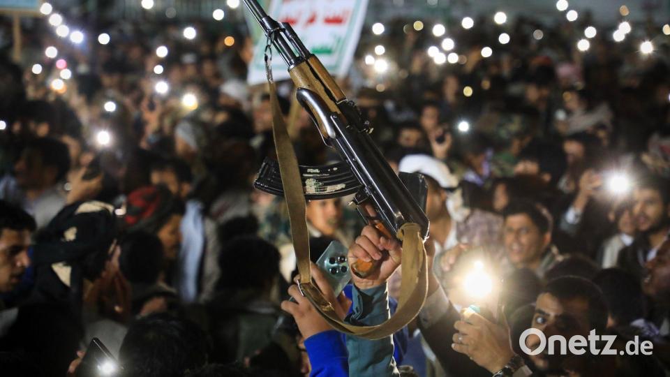 Ein Anhänger reckt ein AK-47-Gewehr in die Höhe während einer Kundgebung, die von den jemenitischen Huthi-Rebellen in der von den Huthis kontrollierten jemenitischen Hauptstadt Sanaa organisiert wurde, um die Eroberung der Insel Mayun in der strategisch wichtigen Meerenge von Bab el-Mandeb zu feiern. Bild: Osamah Abdulrahman/AP/dpa