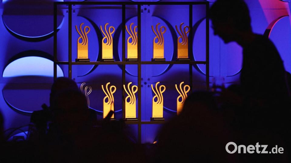 Die Trophäen des Deutschen Schauspielpreises stehen vor der Verleihung in Berlin auf einem Regal. Bild: Christoph Soeder/dpa