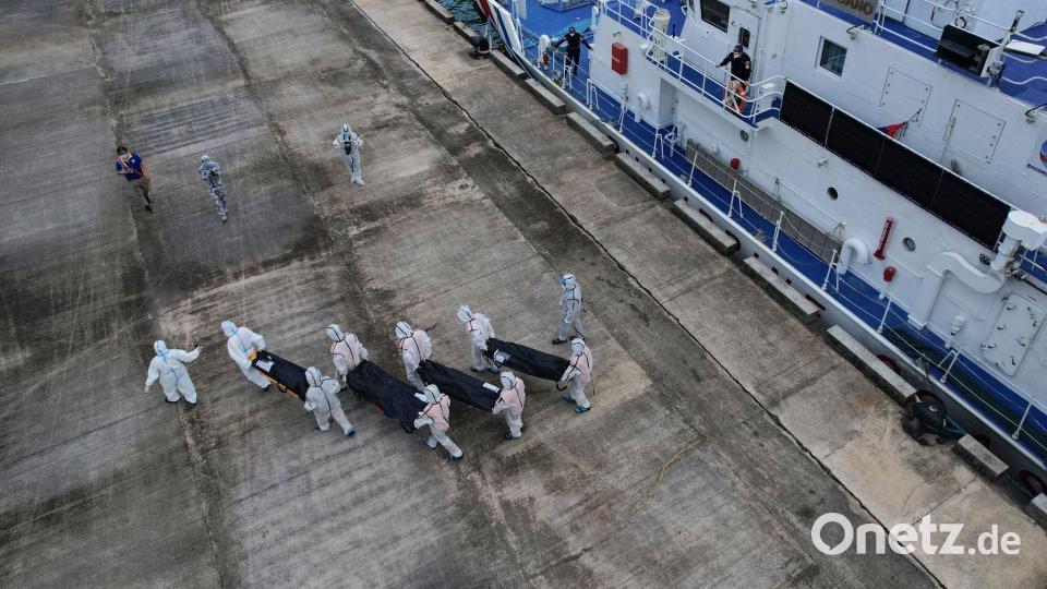 Nach dem Brand auf der Fähre „MV June Aster“ werden immer mehr Tote geborgen. Bild: Aaron Favila/AP/dpa
