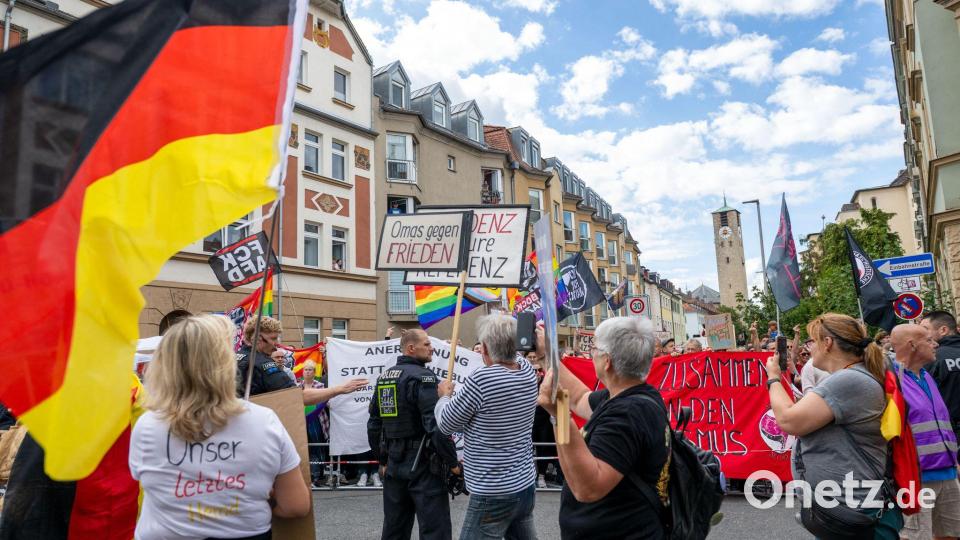"Omas gegen Frieden" ist auf einem Plakat bei einer Demo der Initiative "Einigkeit für Deutschland/Projekt M1llion" zu lesen. Bild: Pia Bayer/dpa