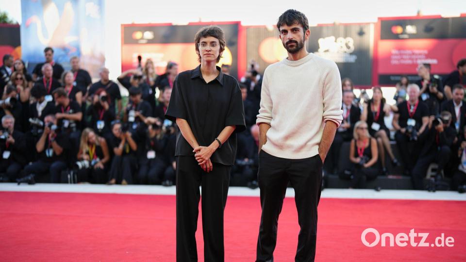 Die Filmemacher von „NAZA“: Rachel Szor und Yuval Abraham. Bild: Scott A Garfitt/Invision/AP/dpa