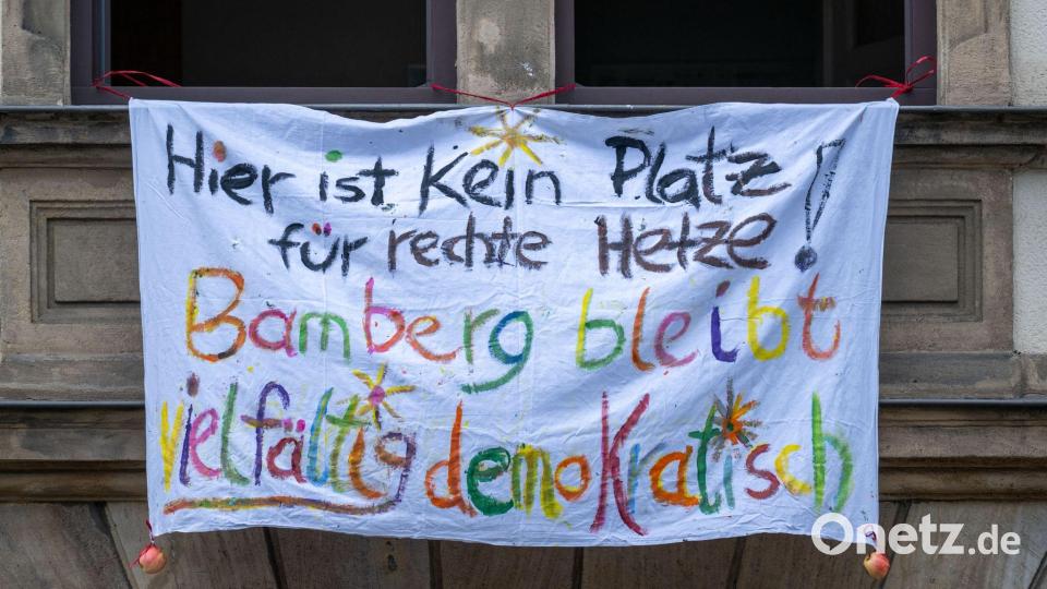 Rund 4.000 Menschen demonstrieren in Bamberg gegen Rechts. Bild: Pia Bayer/dpa