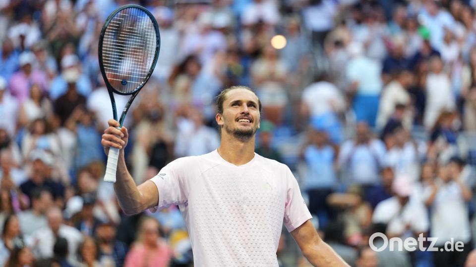 Alexander Zverev feiert seinen Sieg im Halbfinale der US Open in New York. Bild: Kirsty Wigglesworth/AP/dpa