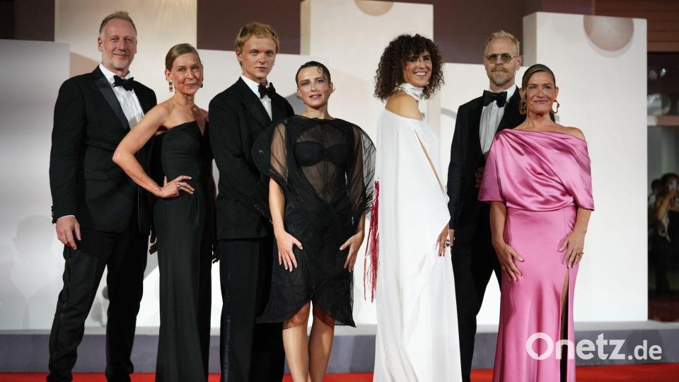 Das Filmteam von „Woman Unknown“ vor der Premiere. Bild: Alessandra Tarantino/Invision/AP/dpa