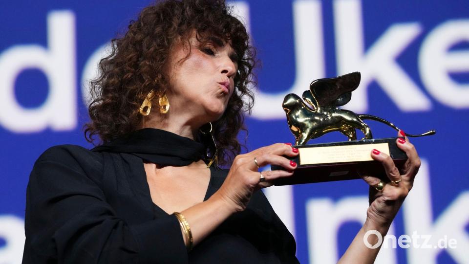 Die Hauptgewinnerin des Abends: Regisseurin May el-Toukhy. Bild: Scott A Garfitt/Invision/AP/dpa