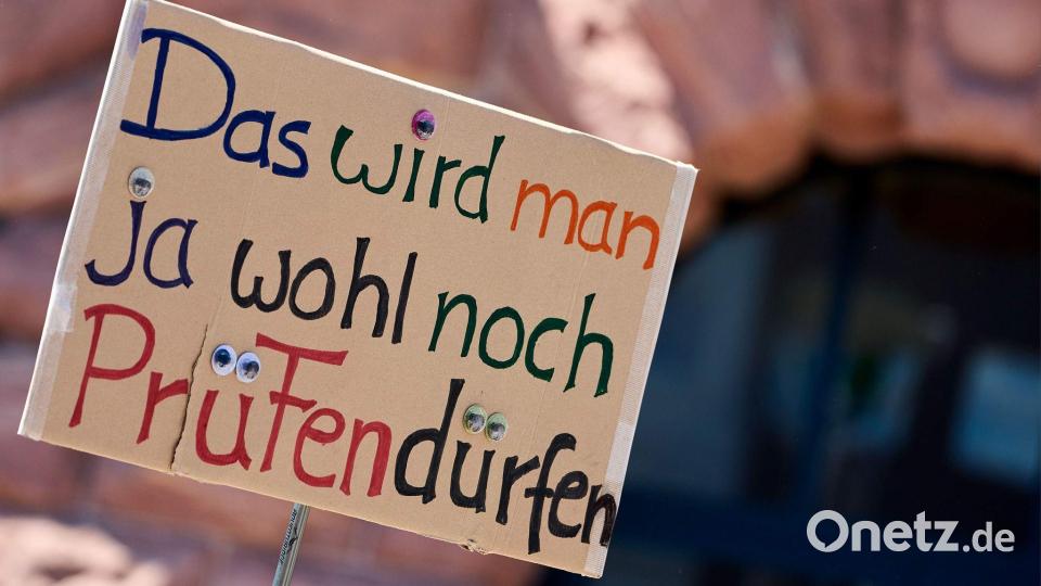 Ein Demonstrant hält ein Protest-Schild bei der Demonstration in Mainz. Bild: Sascha Ditscher/dpa