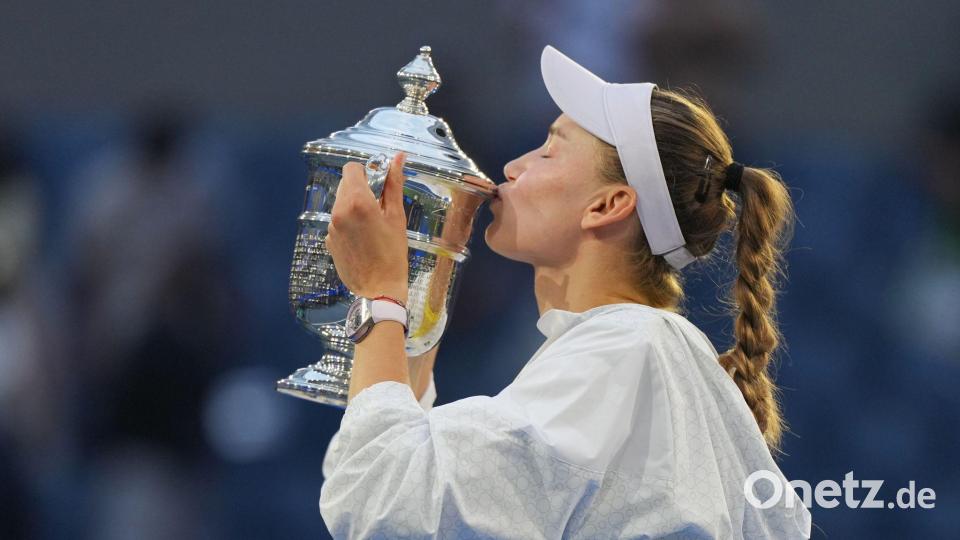 Elena Rybakina küsst den Pokal, nachdem sie das Finale der US Open gewonnen hat. Bild: Kirsty Wigglesworth/AP/dpa