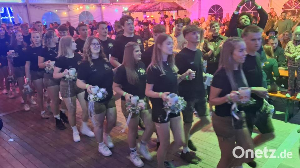 Einzug ins Festzelt - auf diesen Augenblick hatten sich die 23 Kirwapaare lange gefreut. Bild: Gabriela Amann