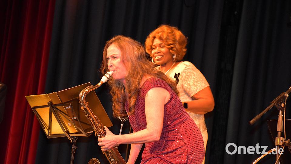 Saxophonistin Angelika Traurig (links) und Sängerin Roberta Collins gaben eindeutig an diesem Abend den Ton auf der Bühne an. Bild: Ulla Britta Baumer
